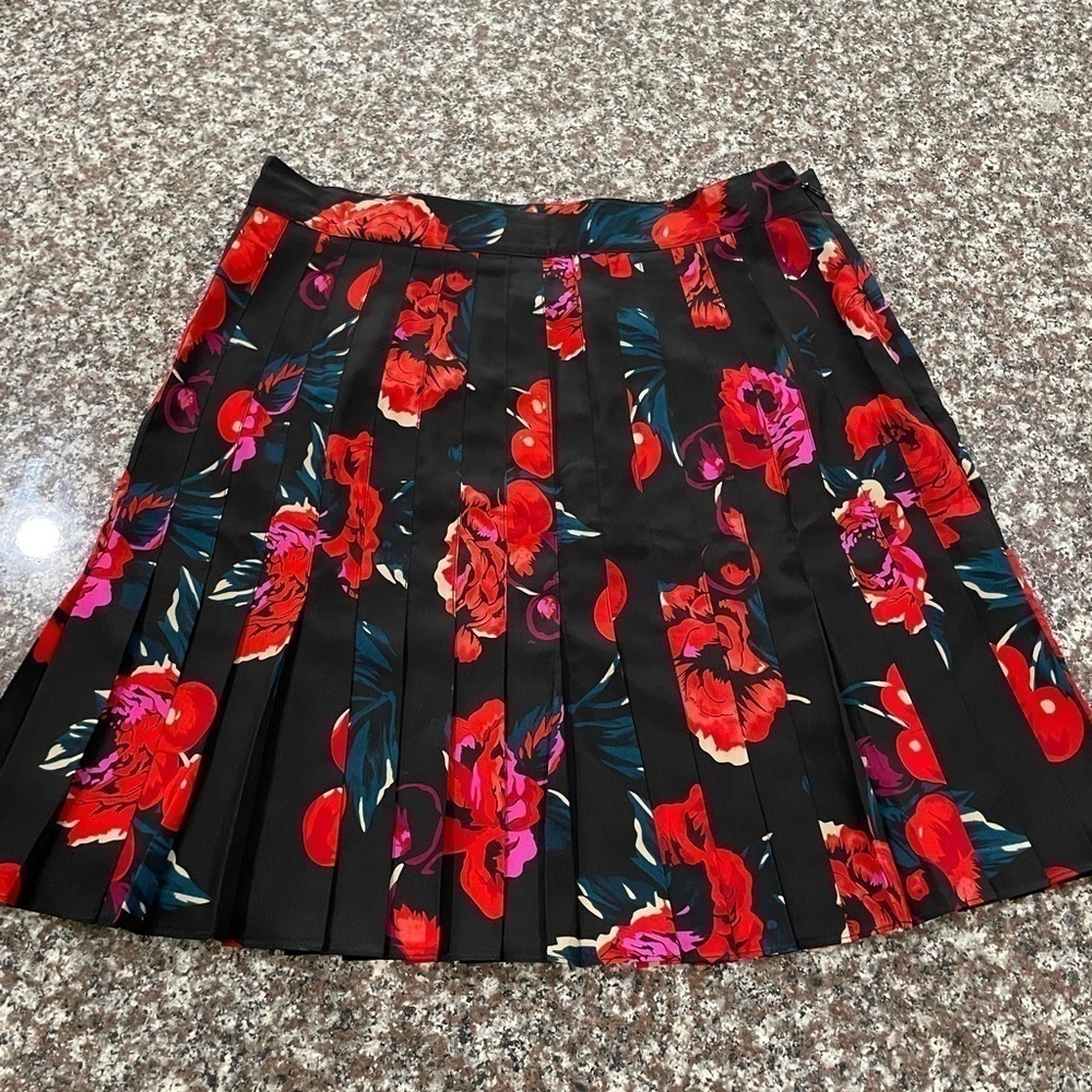 💰3 For $25.00 💰DKNY Pleated flower skirt SZ 6 - Picture 2 of 5